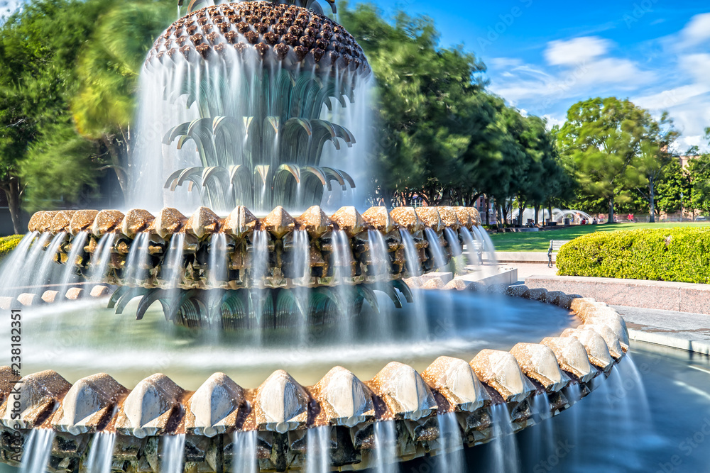 Fototapeta premium Long Exposure of the Famous Pineapple Fountain in Waterfront Park in Charleston, SC