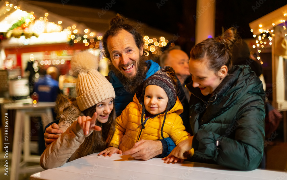 Fototapeta premium Family enjoying traditional Christmas market in Zagreb, Croácia.
