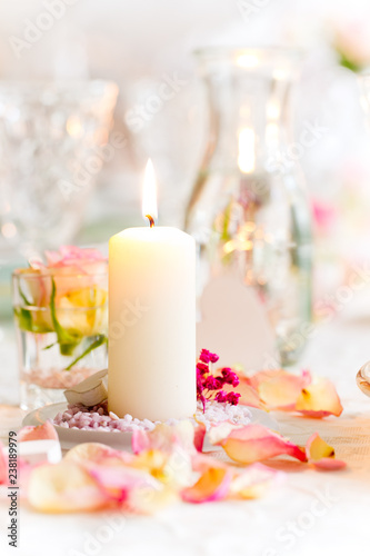 Kerze mit rosa Dekoration
