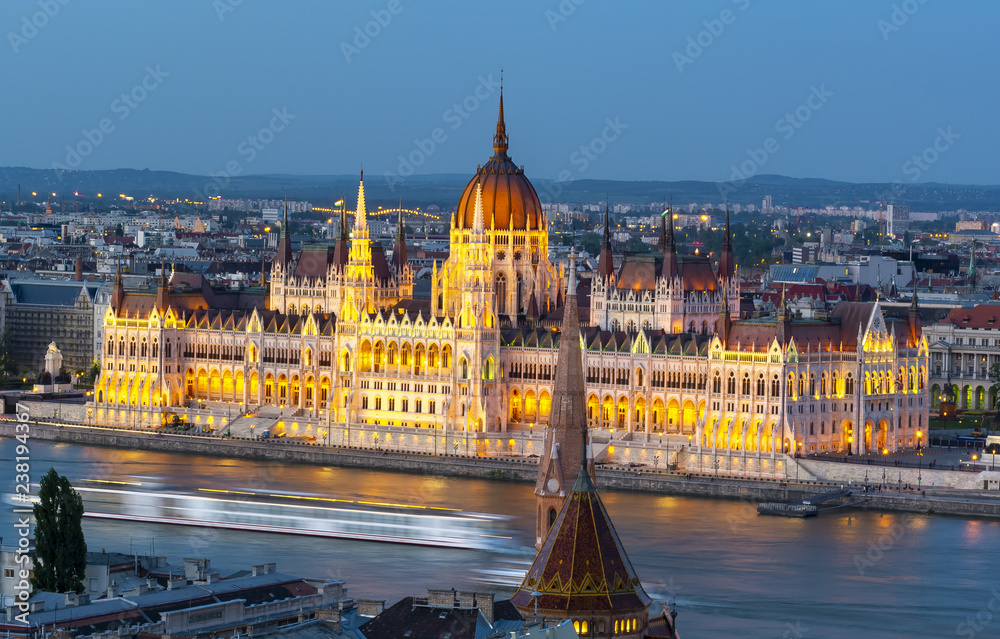 Fototapeta premium Hungarian Parliament Building and Danube river at dusk, Budapest, Hungary
