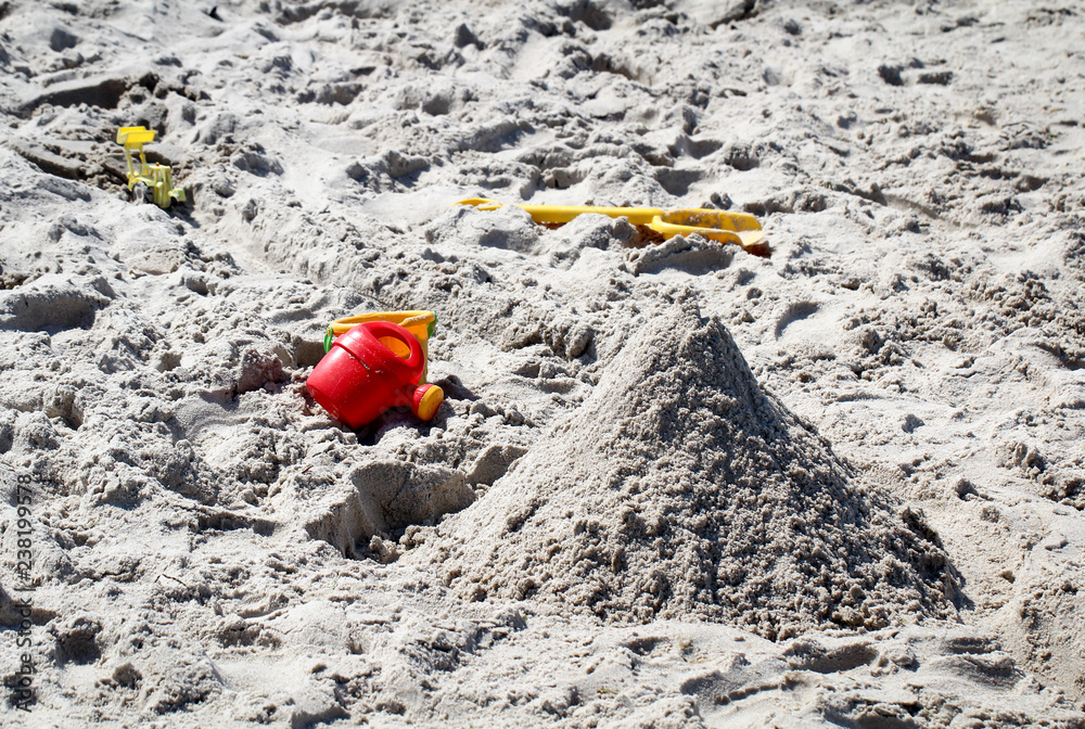 Stranburg, Sandburg, Kinderspielzeug, Spielplatz am Strand