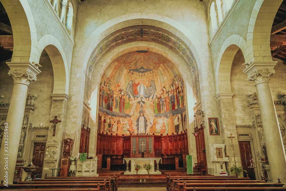 Église Notre-Dame à Clisson, dans le vignoble près de Nantes, Bretagne, France. Architecture typique de style italien rappelant une ville toscane. Muscadet.