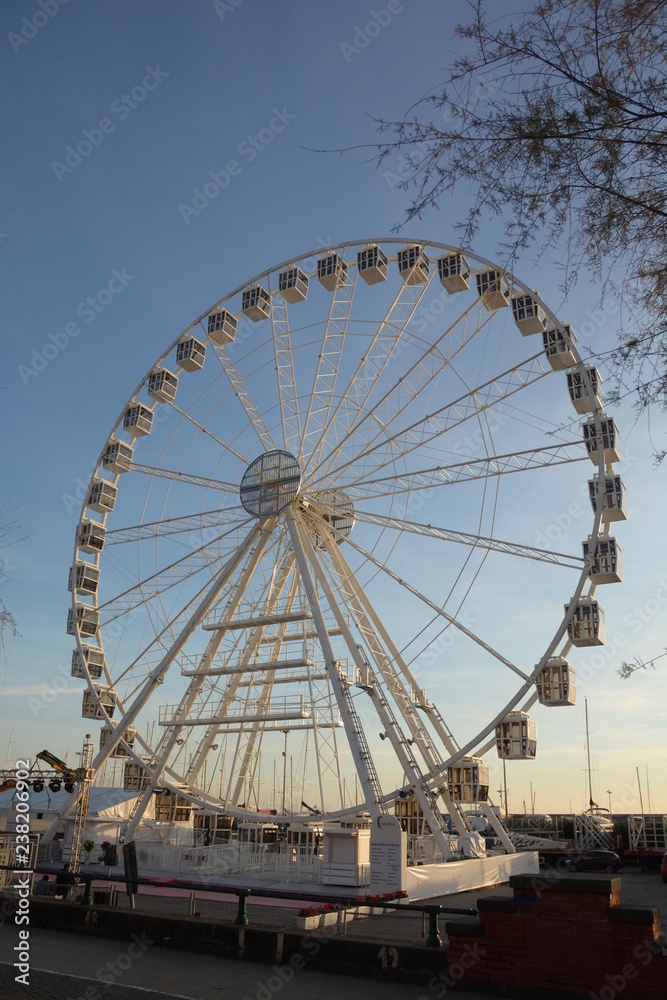 Salerno, ruota panoramica gigante sul lungomare per le luci d'artista, 8 Dicembre 2018. Salerno, ruota panoramica gigante sul lungomare per le luci d'artista, 8 Dicembre 2018.