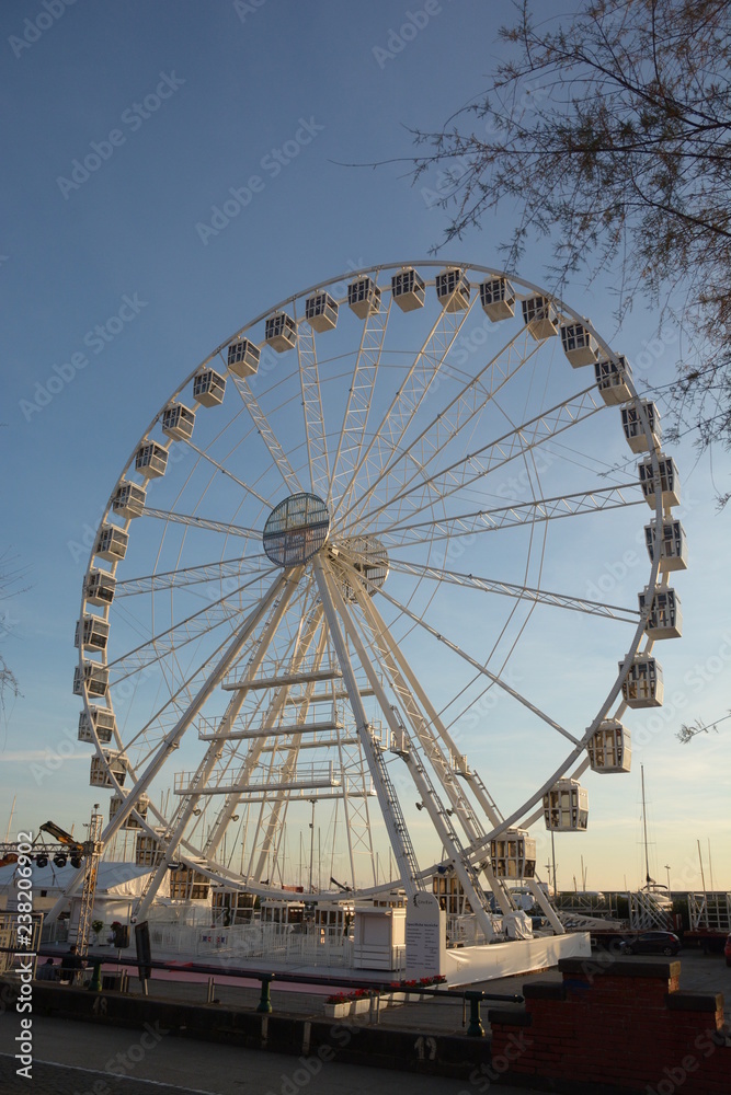 Salerno, ruota panoramica gigante sul lungomare per le luci d'artista, 8 Dicembre 2018.