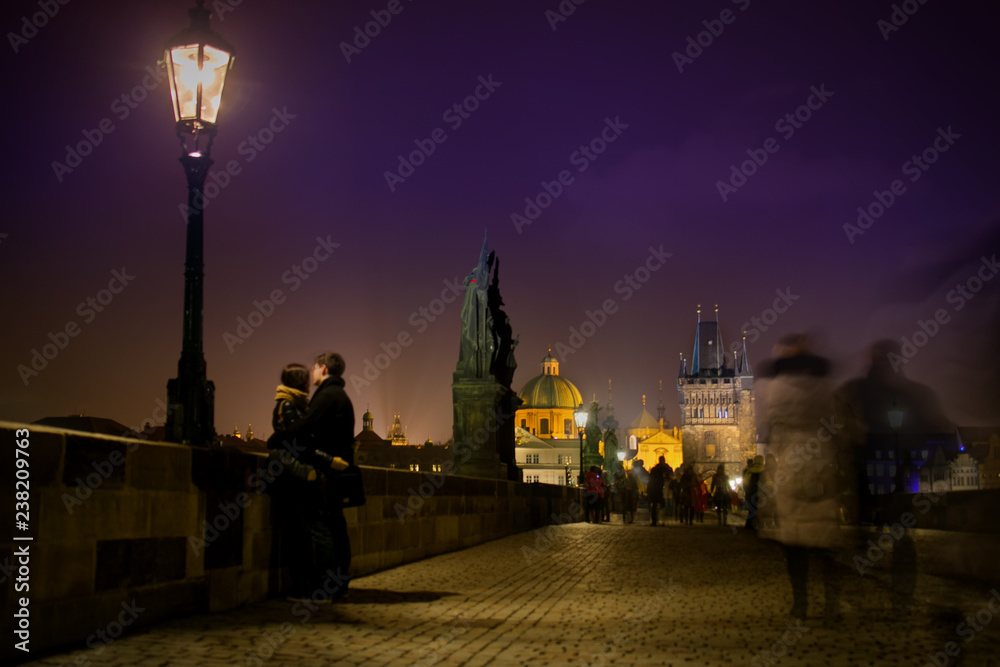 Obraz premium PRAGUE, CZECH REPUBLIC - FEBRUARY 18, 2013: the Saint Charles bridge during the snowfall