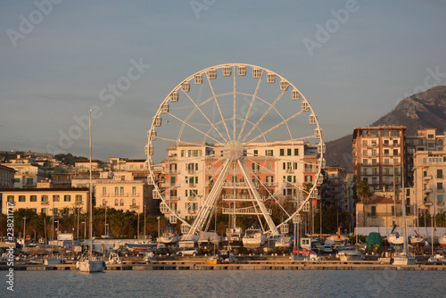 Salerno  ruota panoramica gigante sul lungomare per le luci d artista  8 Dicembre 2018.