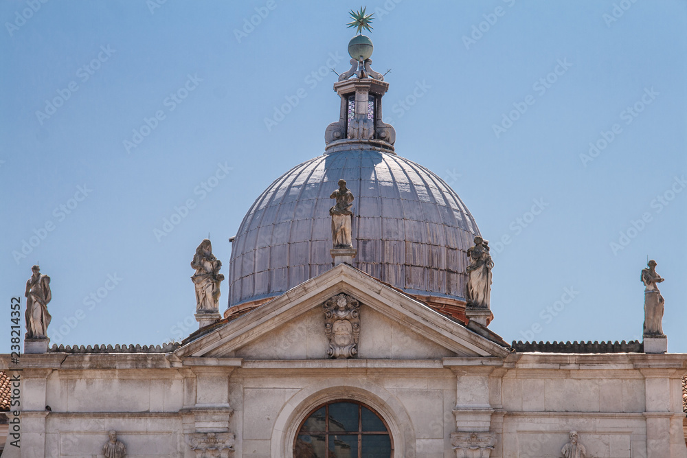 Obraz premium Kuppel der Kirche Santa Maria Formosa in Venedig, Italien 