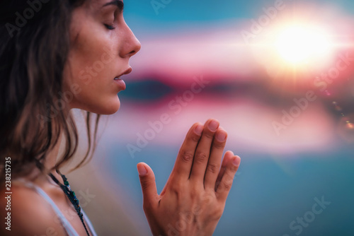 Medytować Modlitwa zamknięta żeńska ręka