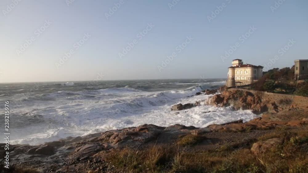 Super slow motion di un oceano in tempesta con onde che si infrangono sugli scogli di fronte a un castello antico. Super slow motion di un oceano in tempesta con onde che si infrangono sugli scogli di fronte a un castello antico.