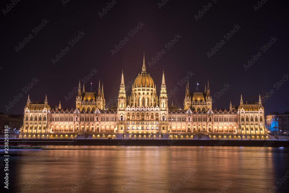 Obraz premium Hungarian Parliament Building on the bank of the Danube in Budapest at night