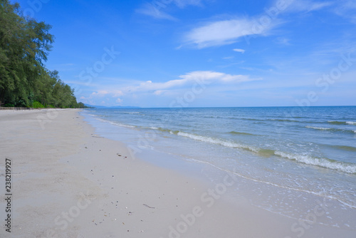 Fototapeta Naklejka Na Ścianę i Meble -  White sand beach with beautiful sea and clear blue sky at Trat province, Thailand.