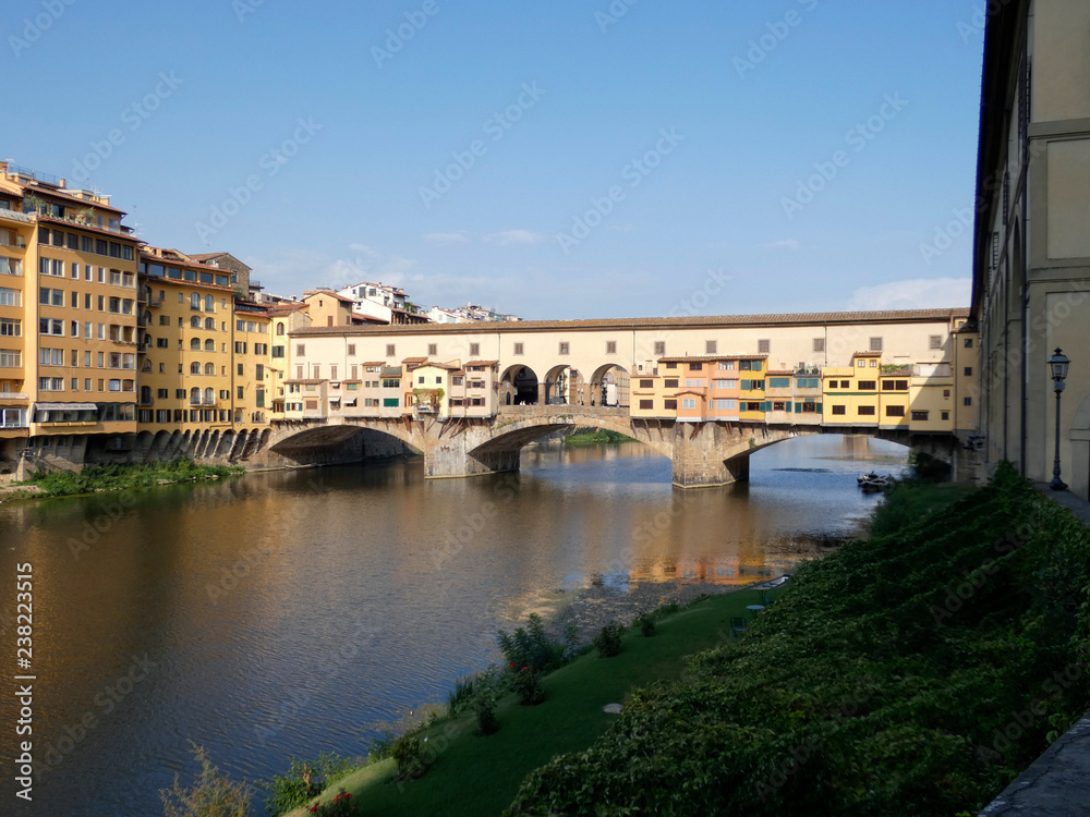 Ponte Vecchio, puente medieval sobre el río Arno en Florencia, Italia.