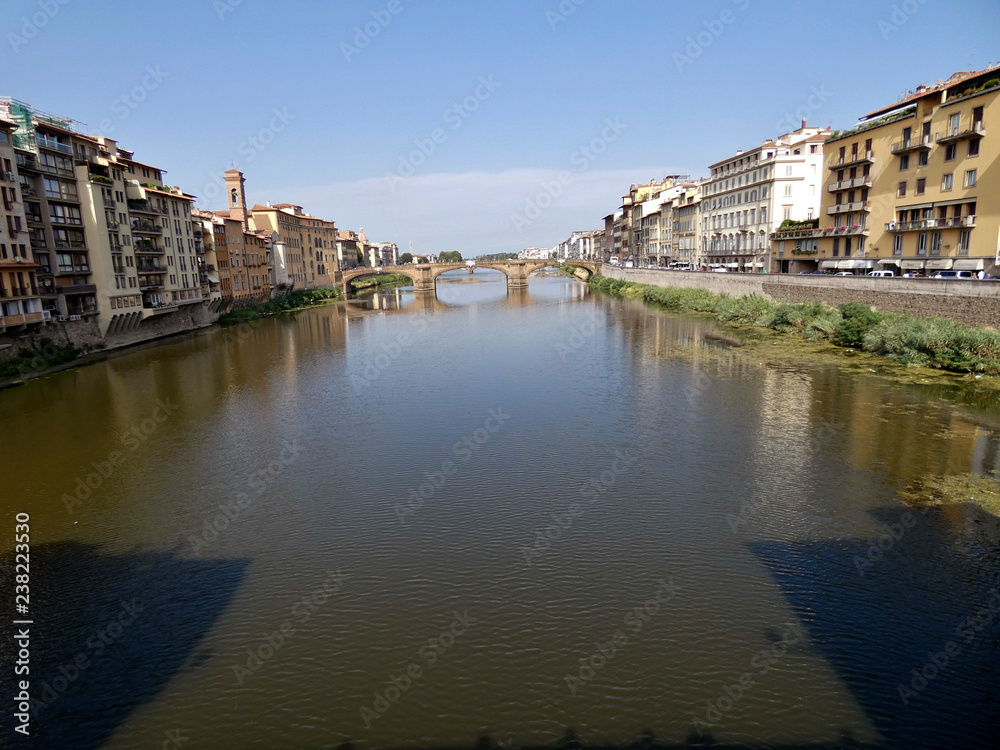 Puente  Santa Trinita visto desde el Ponte Vecchio, puente medieval sobre el río Arno en Florencia, Italia.