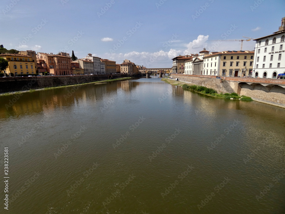 Ponte Vecchio, puente medieval sobre el río Arno en Florencia, Italia.