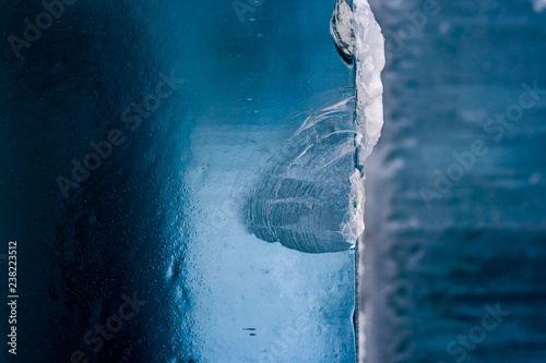 Fotografi beautiful clear blue ice with chipped and cracked