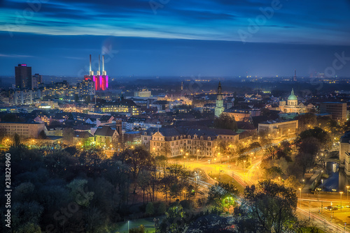 Hannover Skyline zur Blauen Stunde im Herbst