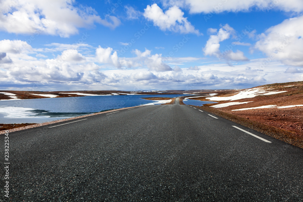 Einsame Landstraße im norwegischen Hochland