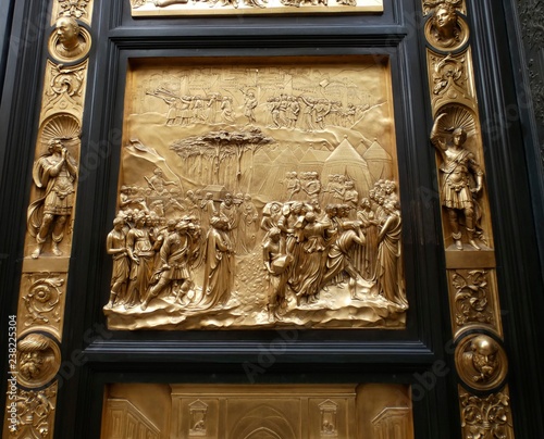 Puerta del Paraíso, la puerta este del Baptisterio de Florencia.Se encuentra ubicada frente a la catedral de Santa María del Fiore. Es obra de Lorenzo Ghiberti. photo