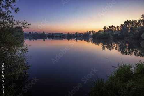 Ricklinger Kiesteiche in Hannover kurz vor Sonnenaufgang im Sommer © Leinemeister