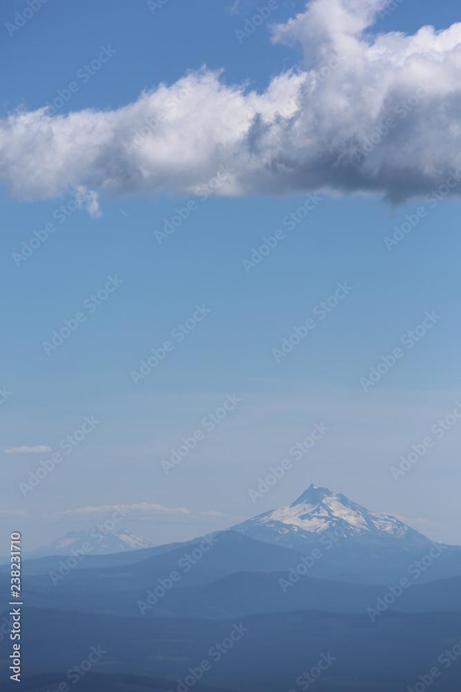 Mt Helen mit wolken vom mt hood oregon fotografiert