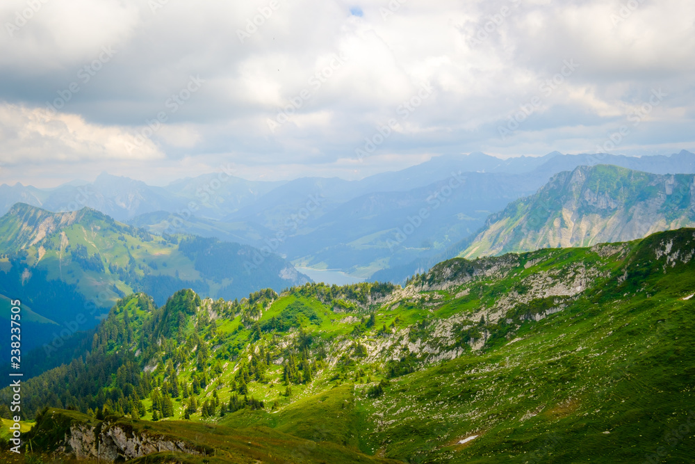 Fototapeta premium Typowe letnie góry Szwajcaria krajobraz w słoneczny dzień