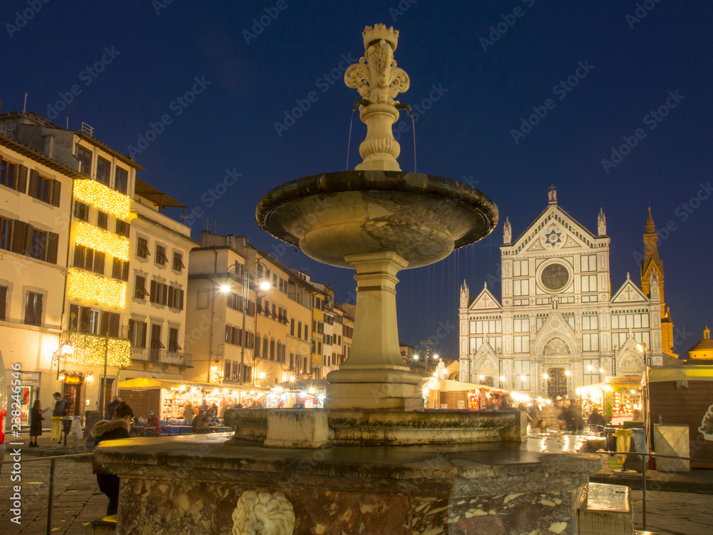 Italia, Firenze, piazza Santa Croce e chiesa, mercatino di Natale.