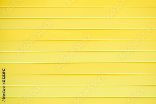 Photo The texture of a plastic wall with horizontal stripes of yellow boards, backgrou