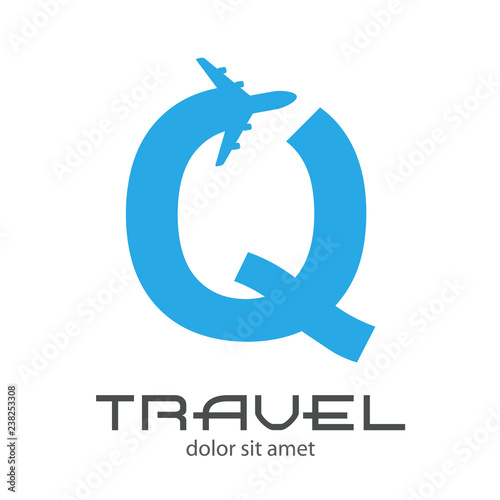 Logotipo TRAVEL con letra Q con avión color azul