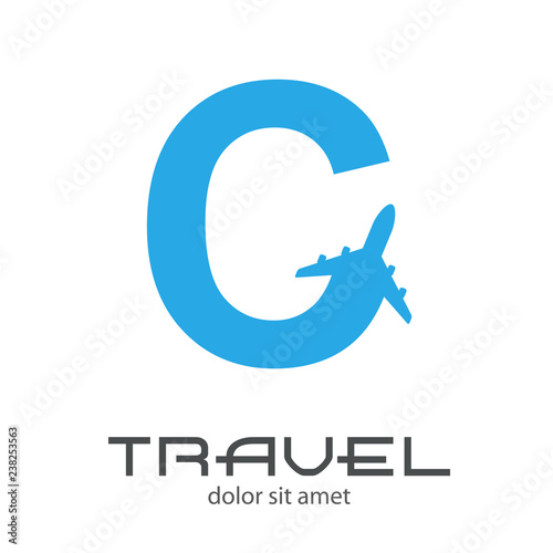 Logotipo TRAVEL con letra C con avión color azul