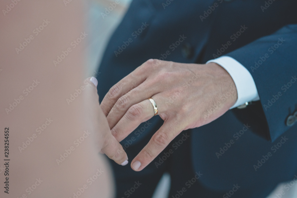 manos novios boda anillo