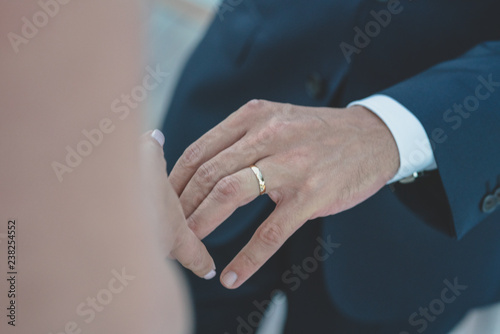 manos novios boda anillo