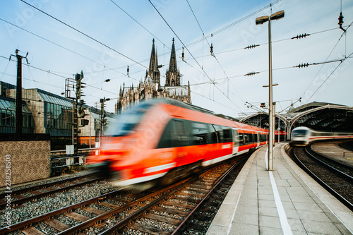 Züge verlassen den Kölner Bahnhof 