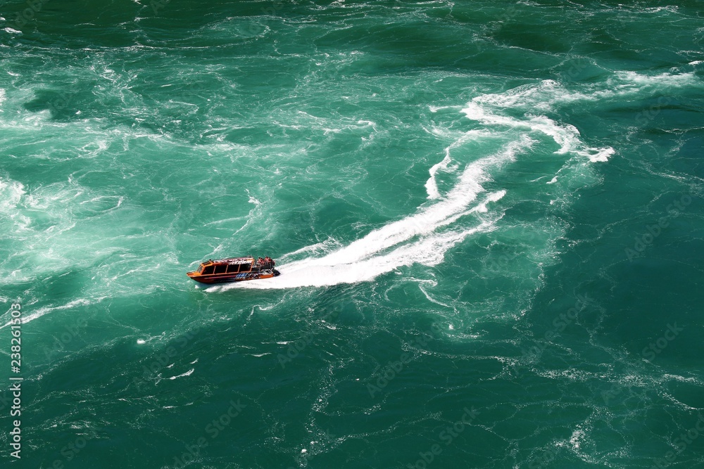 Obraz premium river adventure speed boat