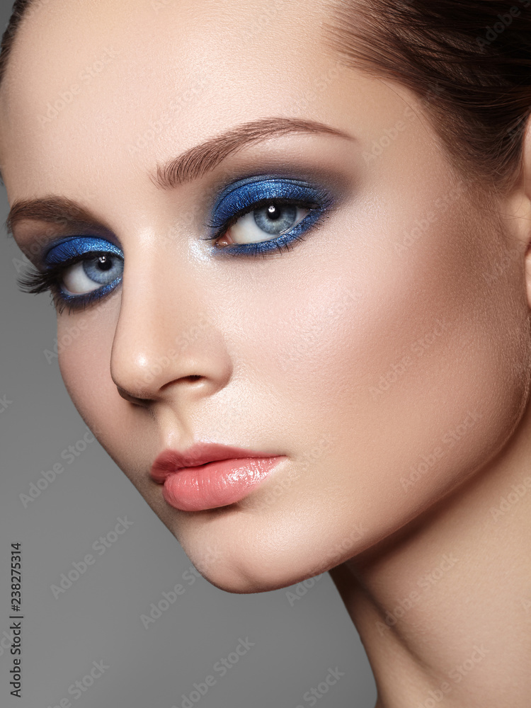 Fototapeta premium Beautiful Woman with Professional Makeup. Celebrate Style Eye Make-up, Perfect Eyebrows, Shine Skin. Bright Fashion Look