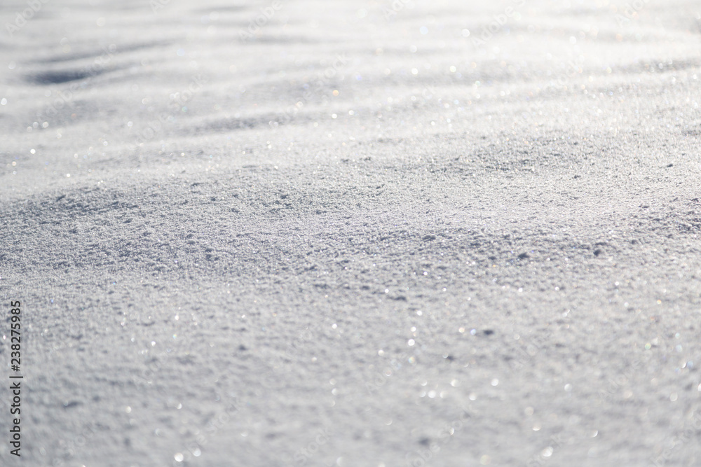 Obraz premium Shiny sunny snow texture background with reflections. Selective focus used.