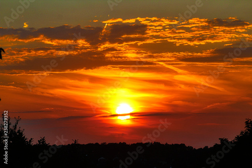 Sonnenuntergang im Saarland - Sonne scheint in tiefem Rot