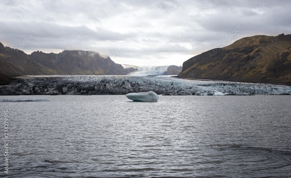Naklejka premium A view at the border of the Vatnajökull national park
