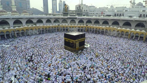 Praying at holy kaaba 4k, salah in kabe photo