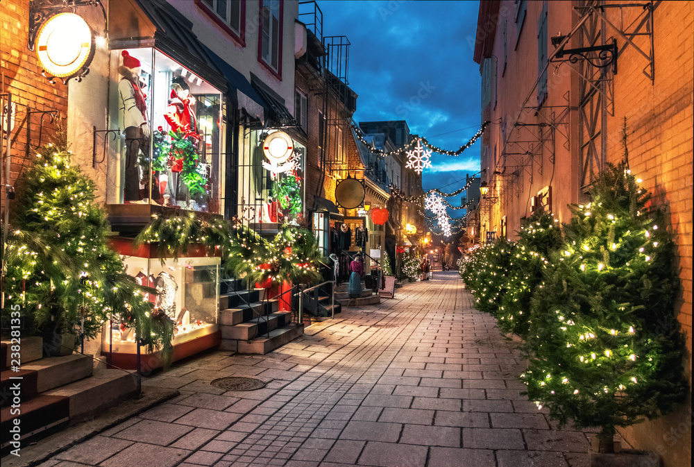 Fototapeta premium Dekoracje świąteczne przy Rue du Petit-Champlain na Dolnym Starym Mieście (Basse-Ville) nocą - Quebec City, Kanada