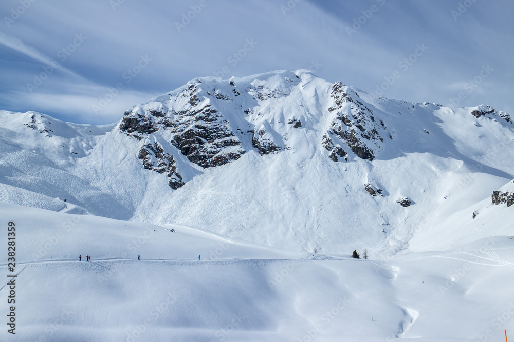 Verschneiter Berg mit Skifahrern