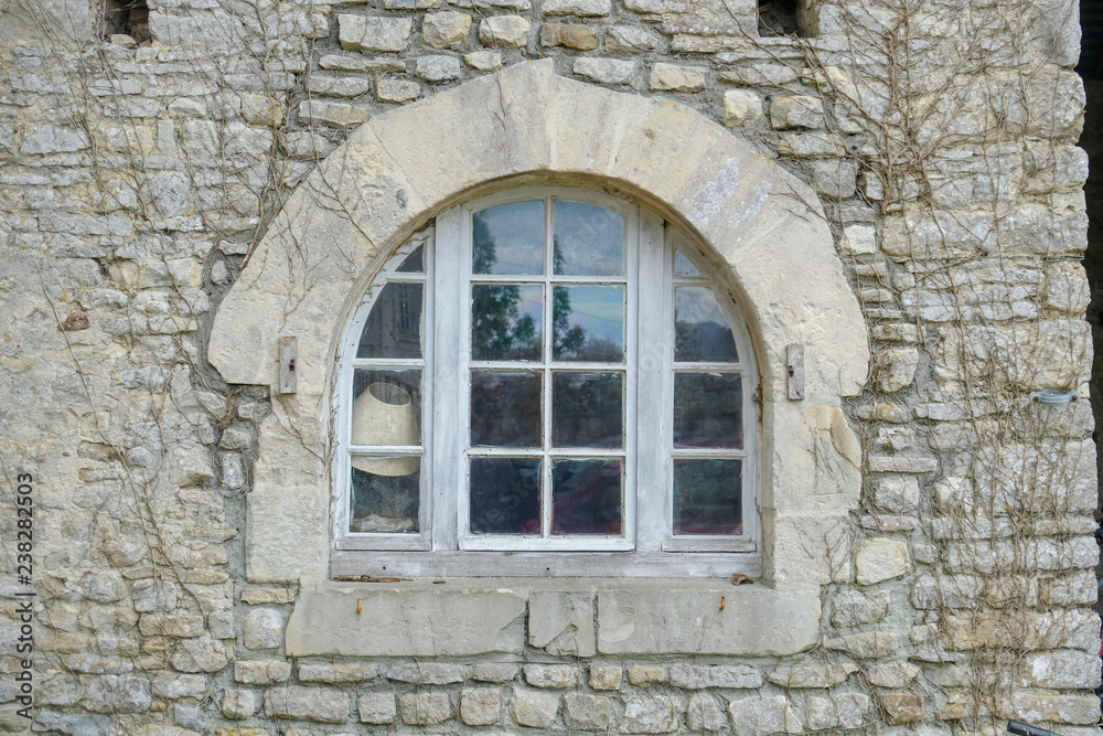 altes Rundbogenfenster in einem Chateaux in der Normandie