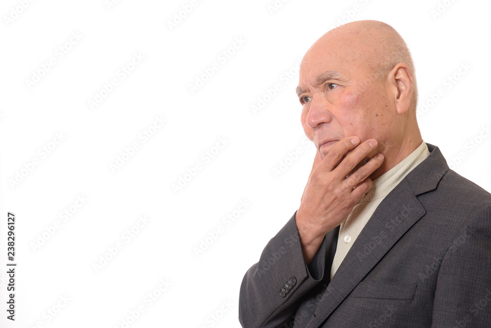 困った顔のビジネスマンシニア