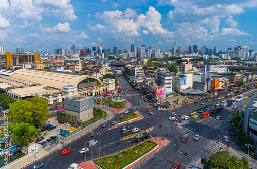 ruch na skrzyżowaniu Hua Lamphong i stacji kolejowej Hua Lamphong w Bangkoku w Tajlandii