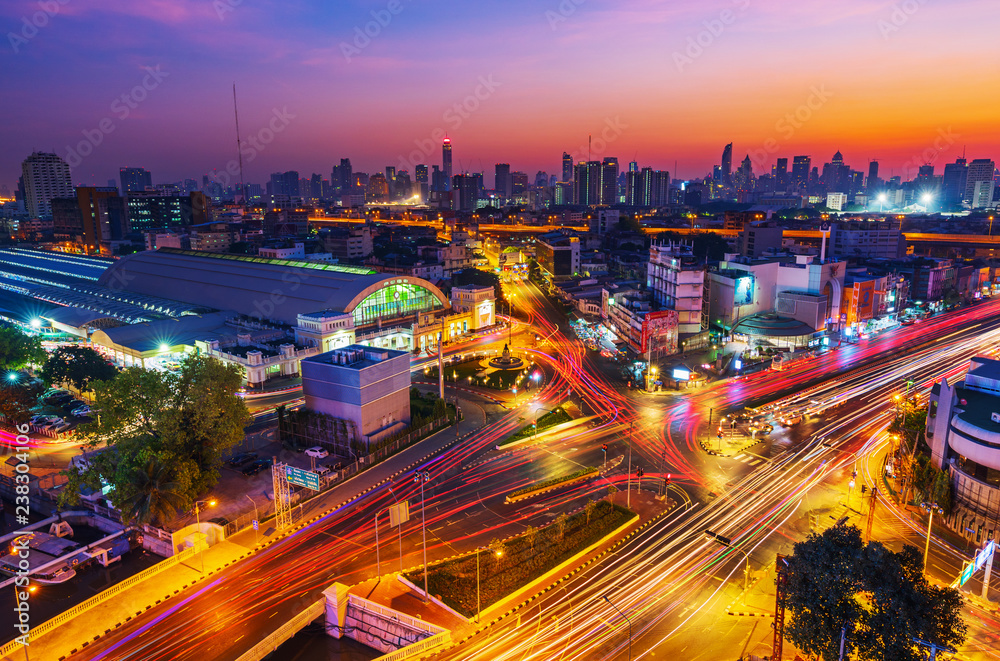 Obraz premium traffic at Hua Lamphong intersection and Hua Lamphong railway station with sunrise in Bangkok, Thailand