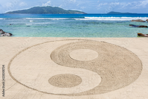 symbole yin yang sur route côtière à anse Bananes, la Digue, Seychelles