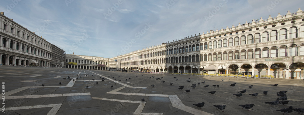 Menschenleerer Markusplatz in Venedig am Morgen