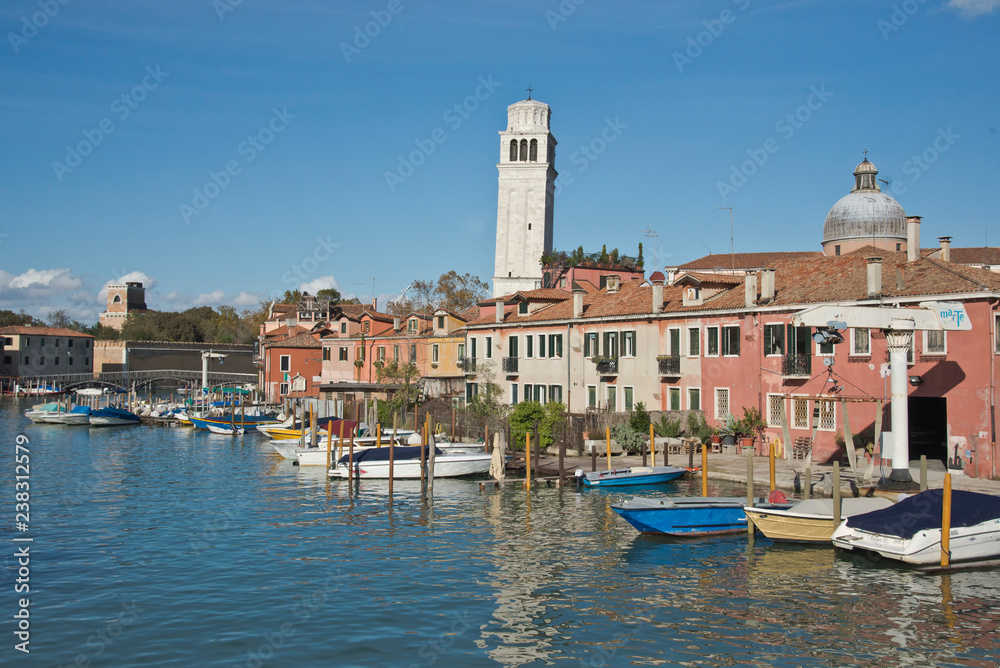 Blick auf den schiefen Turm im Osten von Venedig