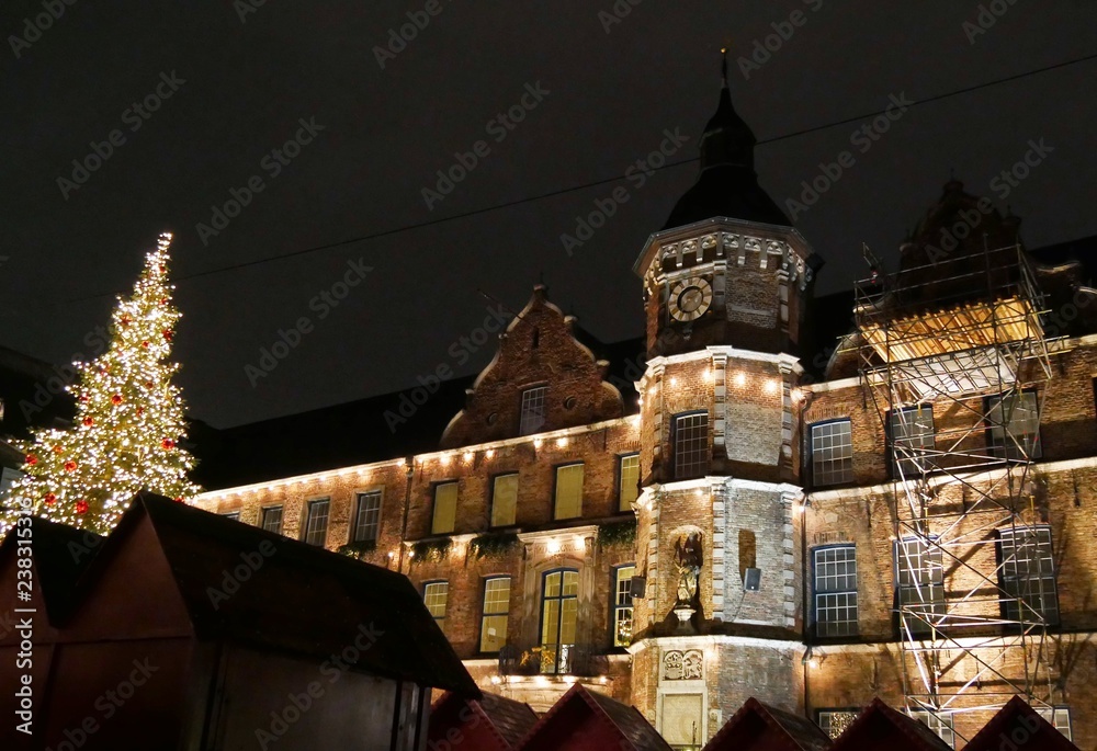 Fototapeta premium Rathaus Düsseldorf mit Weihnachtsmarkt