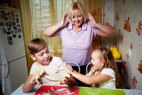 Fotografija Family in the kitchen
