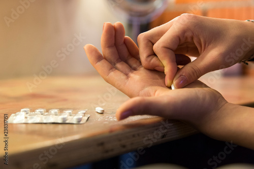 Jugendliche bei der Tabletteneinnahme